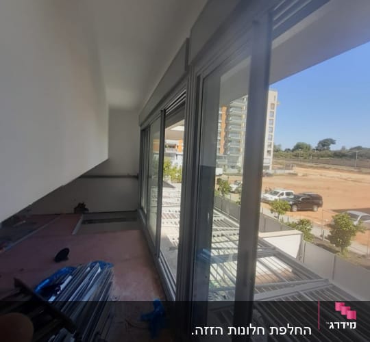 מסגרות אלומיניום וחלונות זכוכית במרפסת